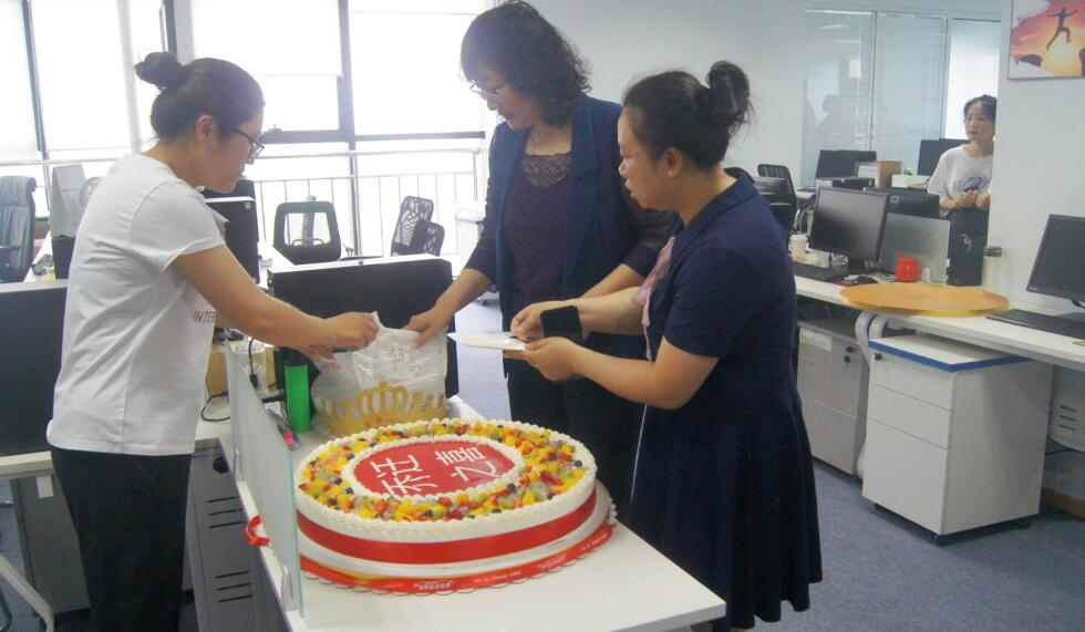 公司準(zhǔn)備“喬遷之喜”蛋糕與所有總部員工分享 公司準(zhǔn)備“喬遷之喜”蛋糕與所有總部員工分享